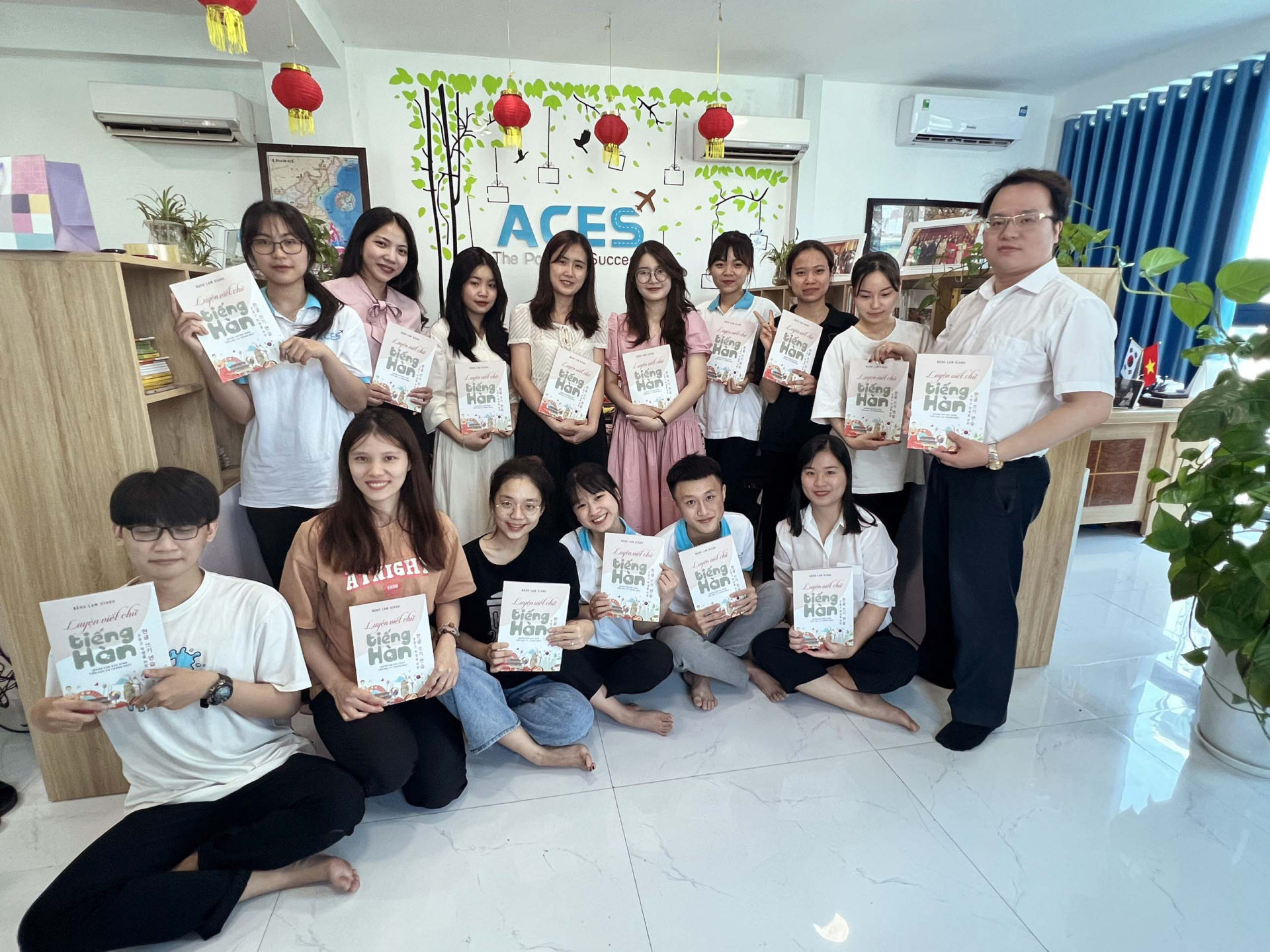 Cô Giang tặng sách cho các bạn học viên ACES