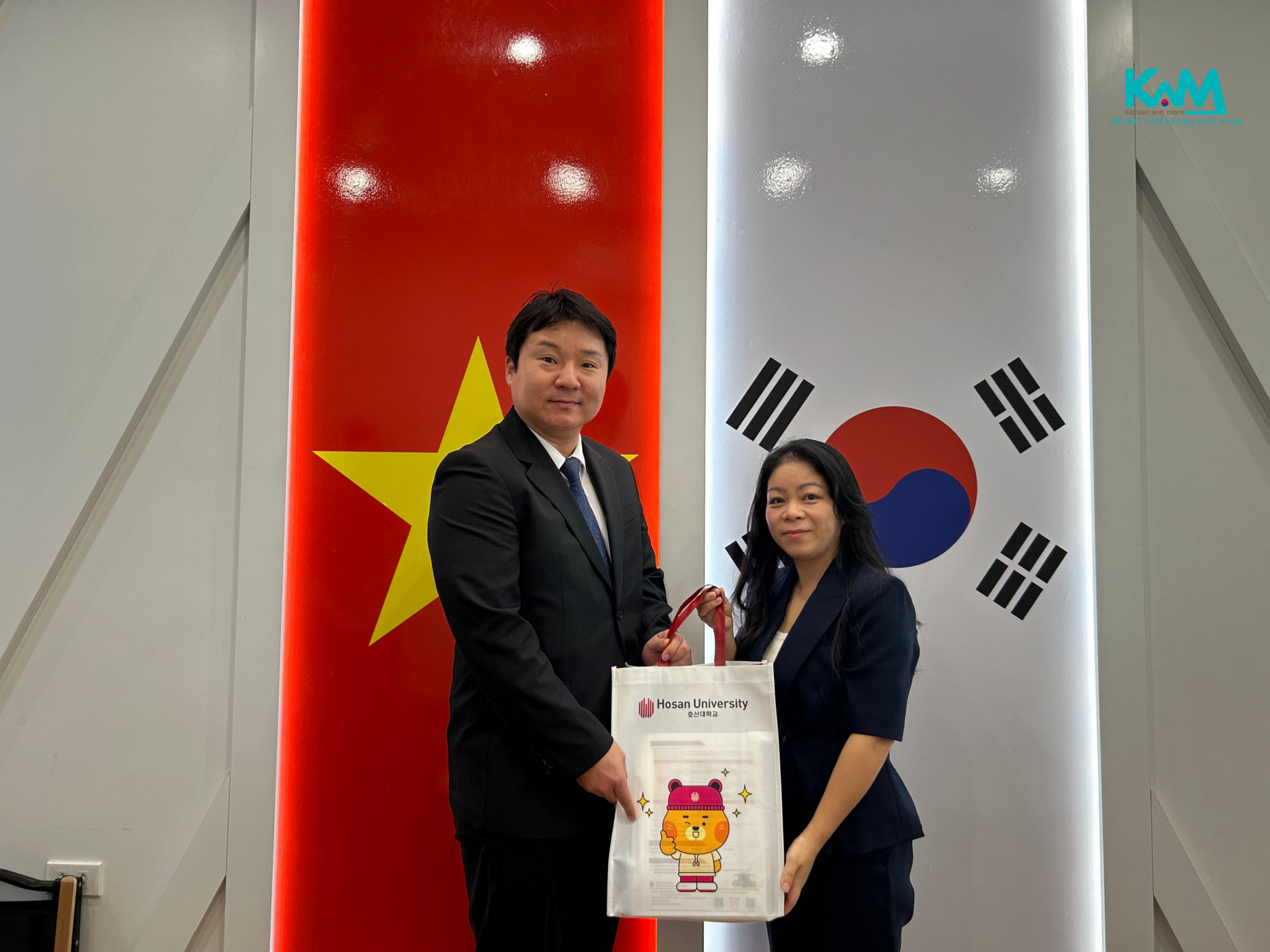 Đại diện trường 호산대 đến thăm trung tâm KAM